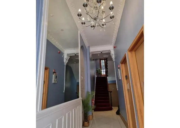 Fb3- Basement Studio Fits 2 Near Hyde Park